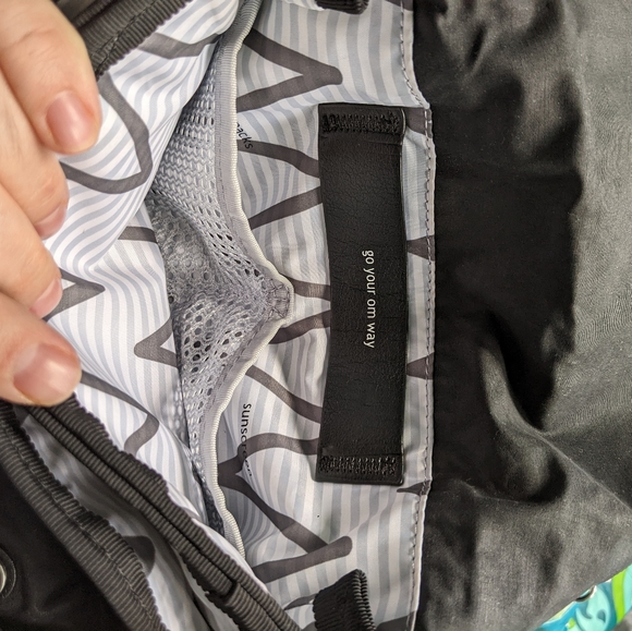 Lululemon Party OM bag in EUC - Picture 7 of 8